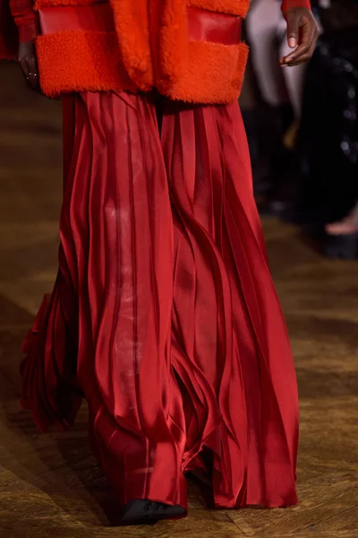 Look 18